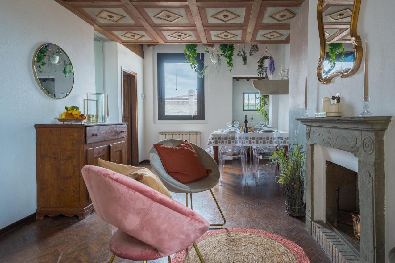 Via Lamberti, 3 - Charming - Charming And Historic 5th-floor Attic With Elevator In A Building At The Heart Of Vibrant Florence, Just A 2-minute Walk From Attractions Florence