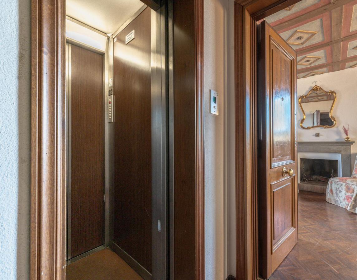 Appartement Via Lamberti, 3 - Charming - Charming And Historic 5th-floor Attic With Elevator In A Building At The Heart Of Vibrant Florence, Just A 2-minute Walk From Attractions *