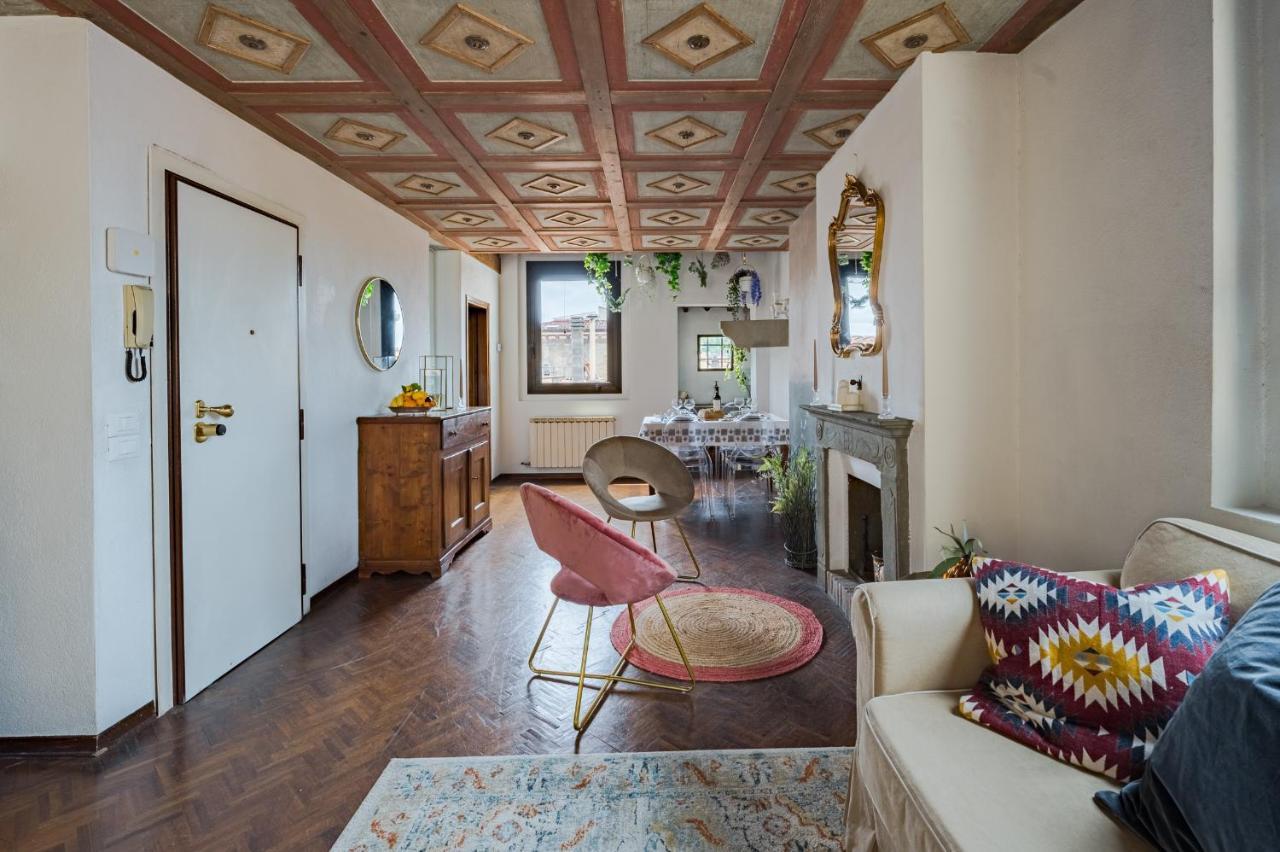 Via Lamberti, 3 - Charming - Charming And Historic 5th-floor Attic With Elevator In A Building At The Heart Of Vibrant Florence, Just A 2-minute Walk From Attractions Appartement