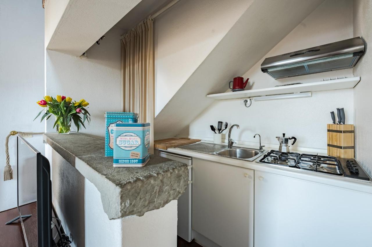 Appartement Via Lamberti, 3 - Charming - Charming And Historic 5th-floor Attic With Elevator In A Building At The Heart Of Vibrant Florence, Just A 2-minute Walk From Attractions Florence