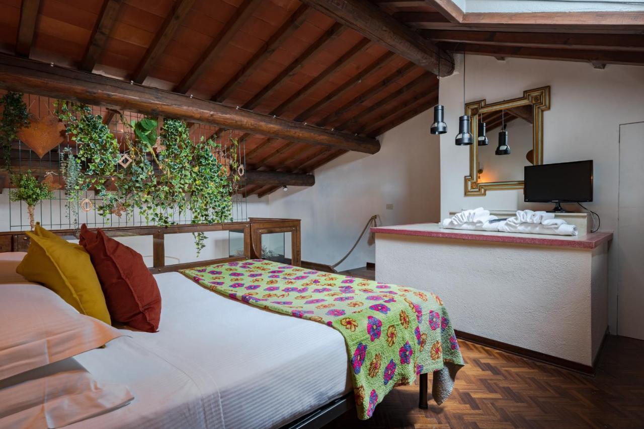 Via Lamberti, 3 - Charming - Charming And Historic 5th-floor Attic With Elevator In A Building At The Heart Of Vibrant Florence, Just A 2-minute Walk From Attractions Florence