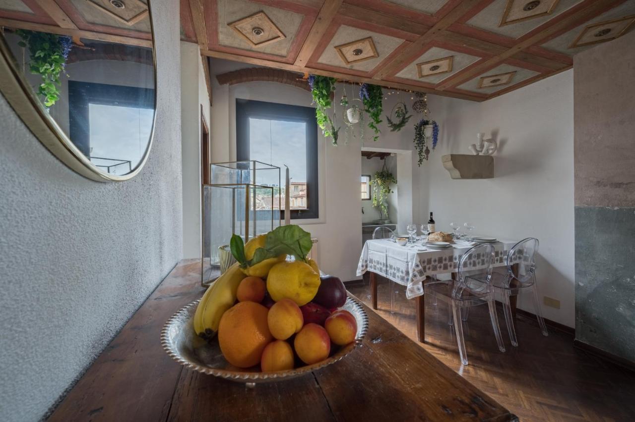 Via Lamberti, 3 - Charming - Charming And Historic 5th-floor Attic With Elevator In A Building At The Heart Of Vibrant Florence, Just A 2-minute Walk From Attractions Florence