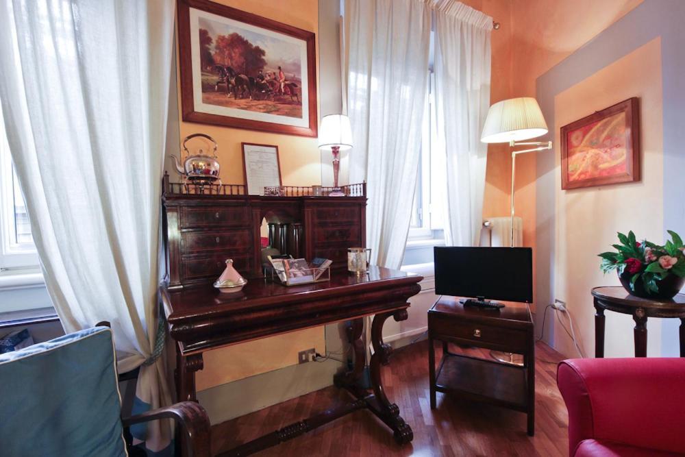 - Classic Tornabuoni * Florence