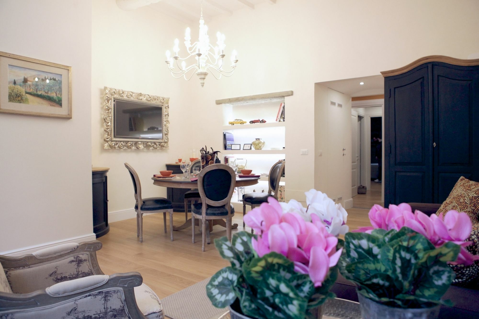 Elegant And Cozy Center Apartment