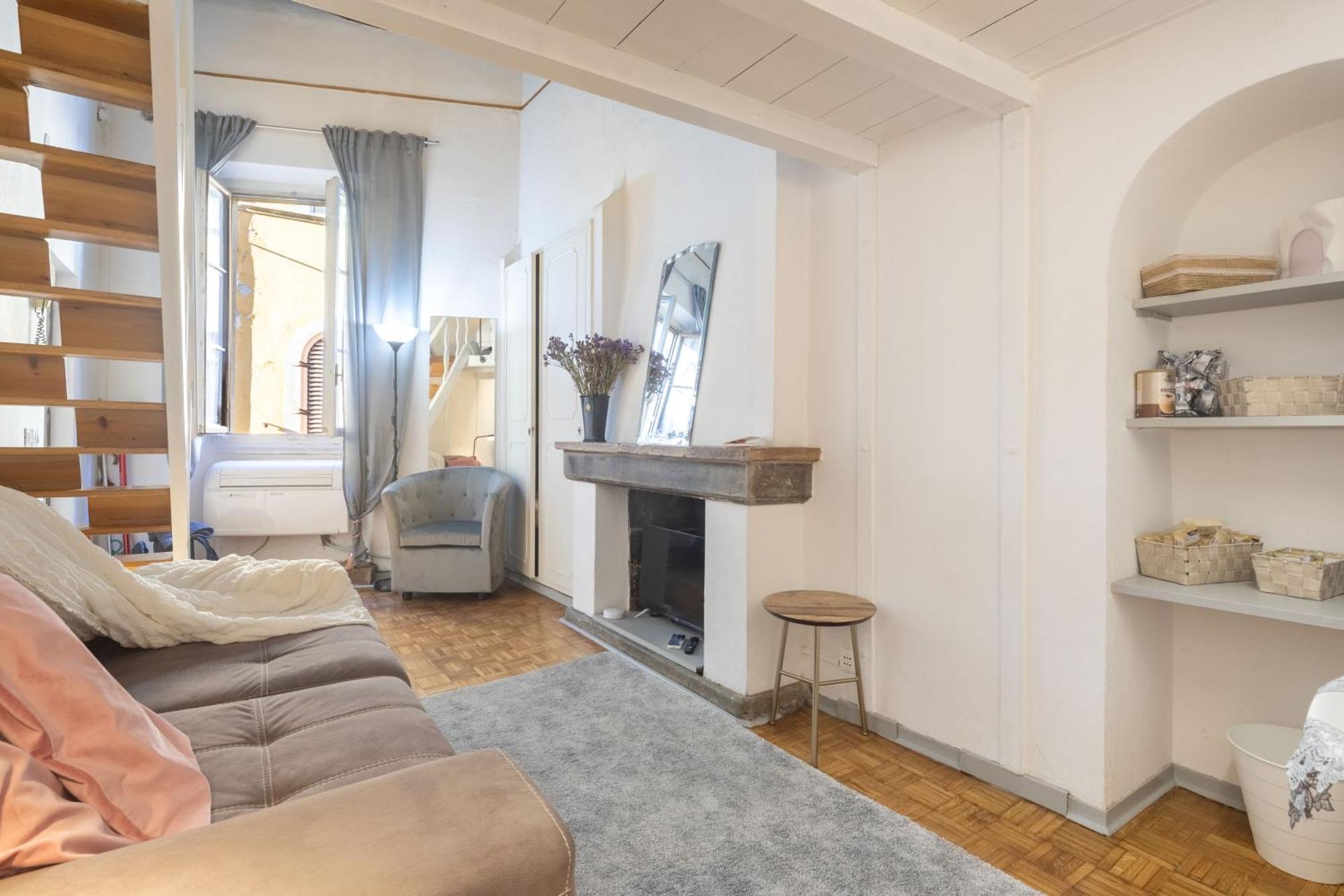 Charm Flat In Center * Florence