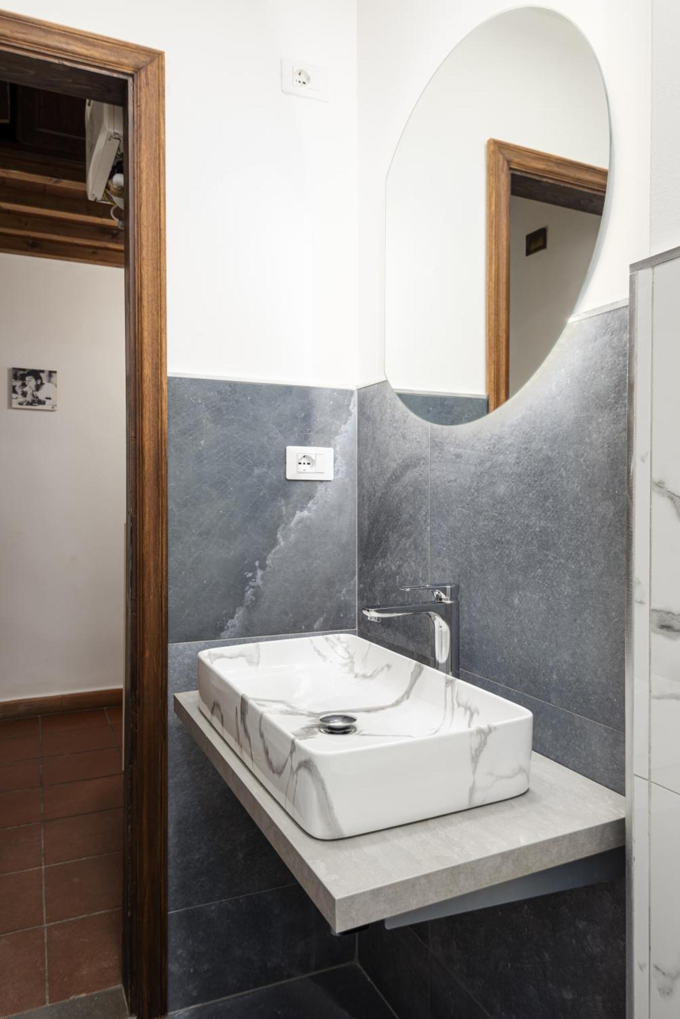 Strange Uncle Bed & Breakfast Florence
