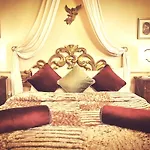 Classic Style Apartment In Center