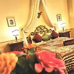 Classic Style Apartment In Center