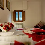 Overlooking\'S Duomo Apartment In Mercato Centrale