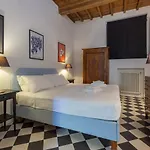 Modern Magnoli View In Ponte Vecchio