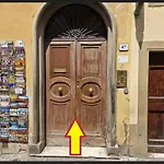 A Due Passi Dall\'Accademia