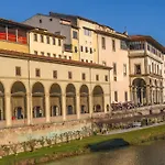 Ponte Vecchio View Luxury Apartment