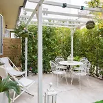 Stylish 2 Bedroom Flat - Garden
