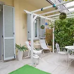 Stylish 2 Bedroom Flat - Garden