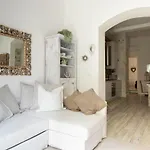 Stylish 2 Bedroom Flat - Garden
