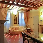 Apartment In Front Of Palazzo Gucci