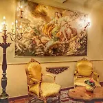 Classic Style Apartment In Center