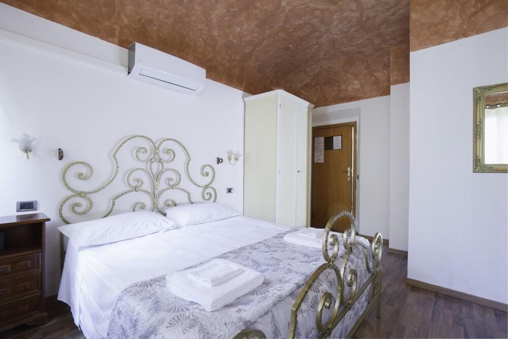 Piccolo Con Access Ztl !!! Nel Centro Storico Di !!! Hotel 2*
