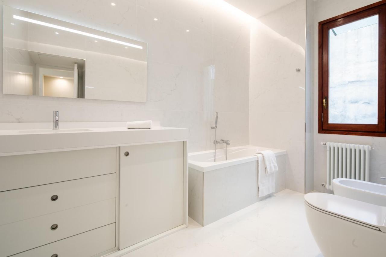 Apartment Ponte Vecchio White By Mmega *