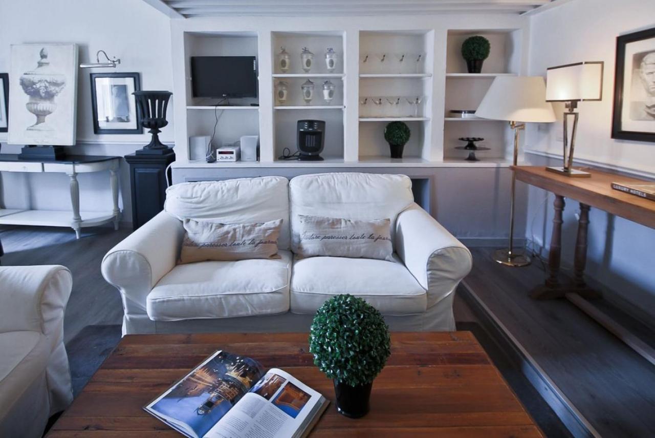 Maggio White Apartment