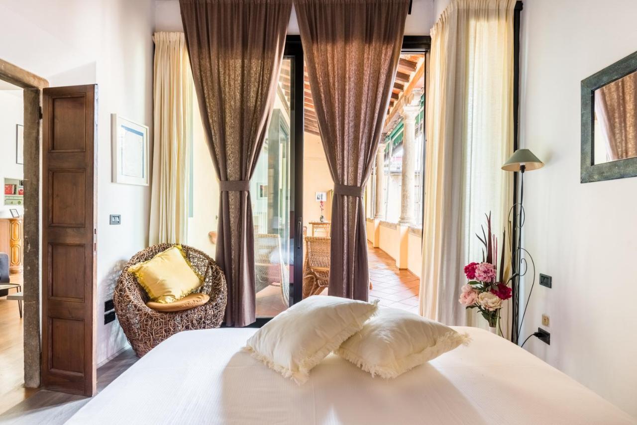 Refined Flat With Private Loggia In San Frediano Apartment Florence