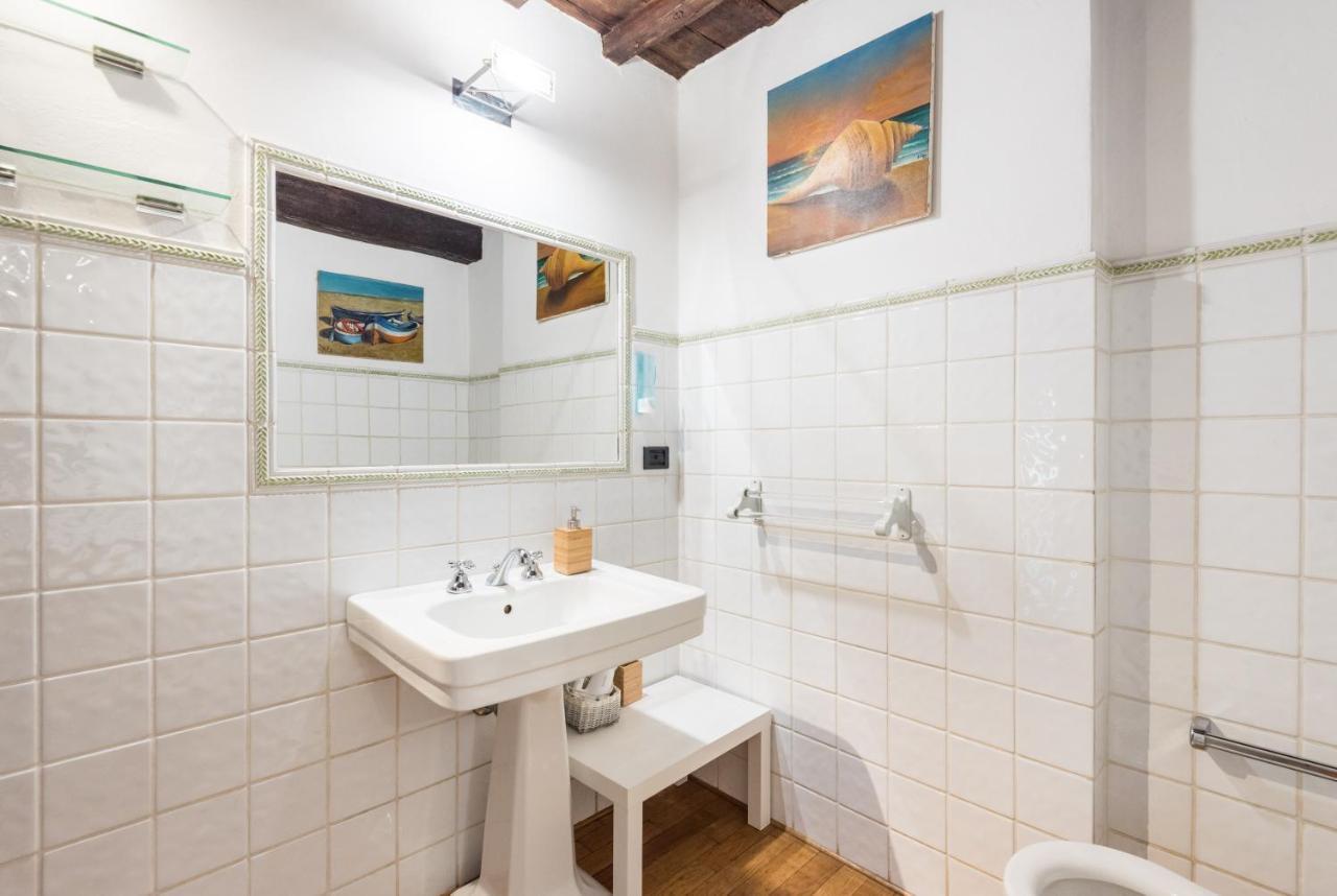 Apartment Refined Flat With Private Loggia In San Frediano Florence
