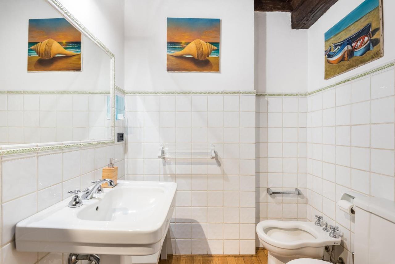 Refined Flat With Private Loggia In San Frediano Apartment