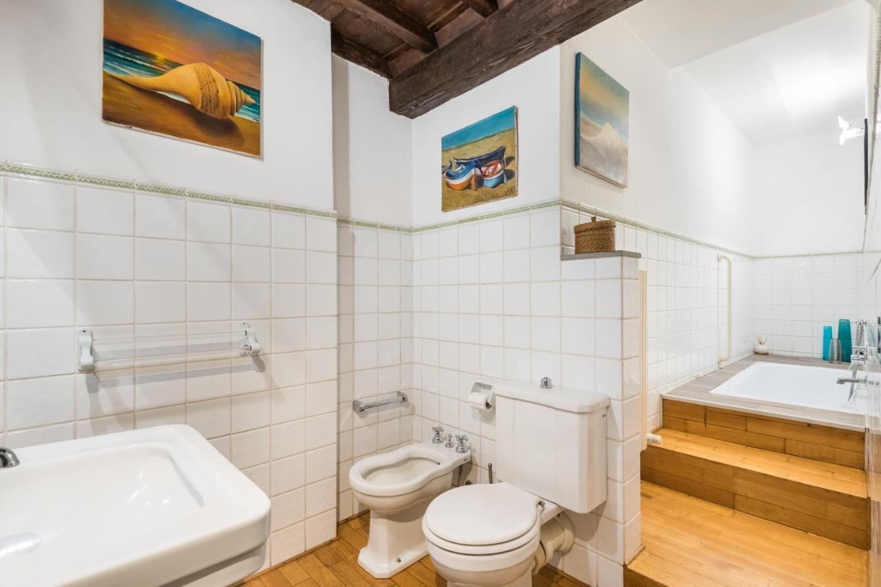 Refined Flat With Private Loggia In San Frediano Florence