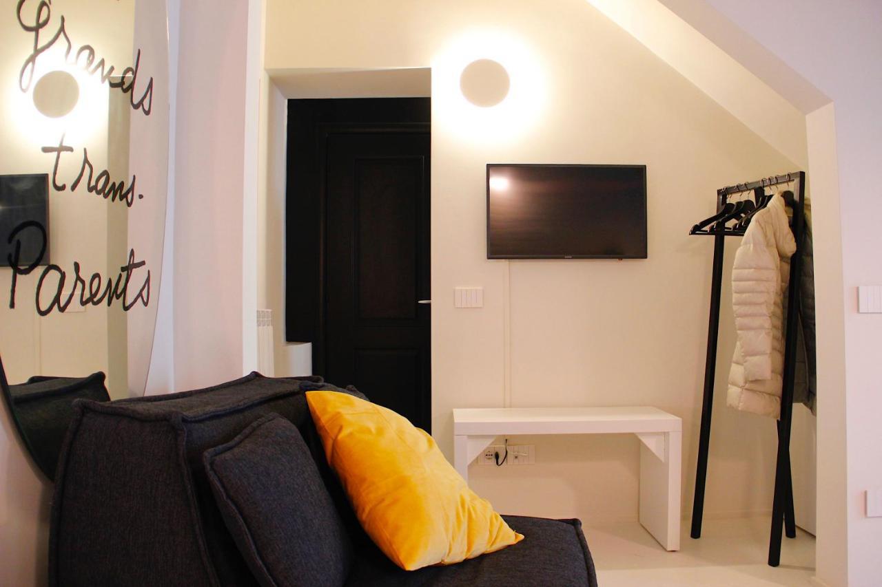 Colorful Pied-a-terre _ Via Gioberti Apartment *