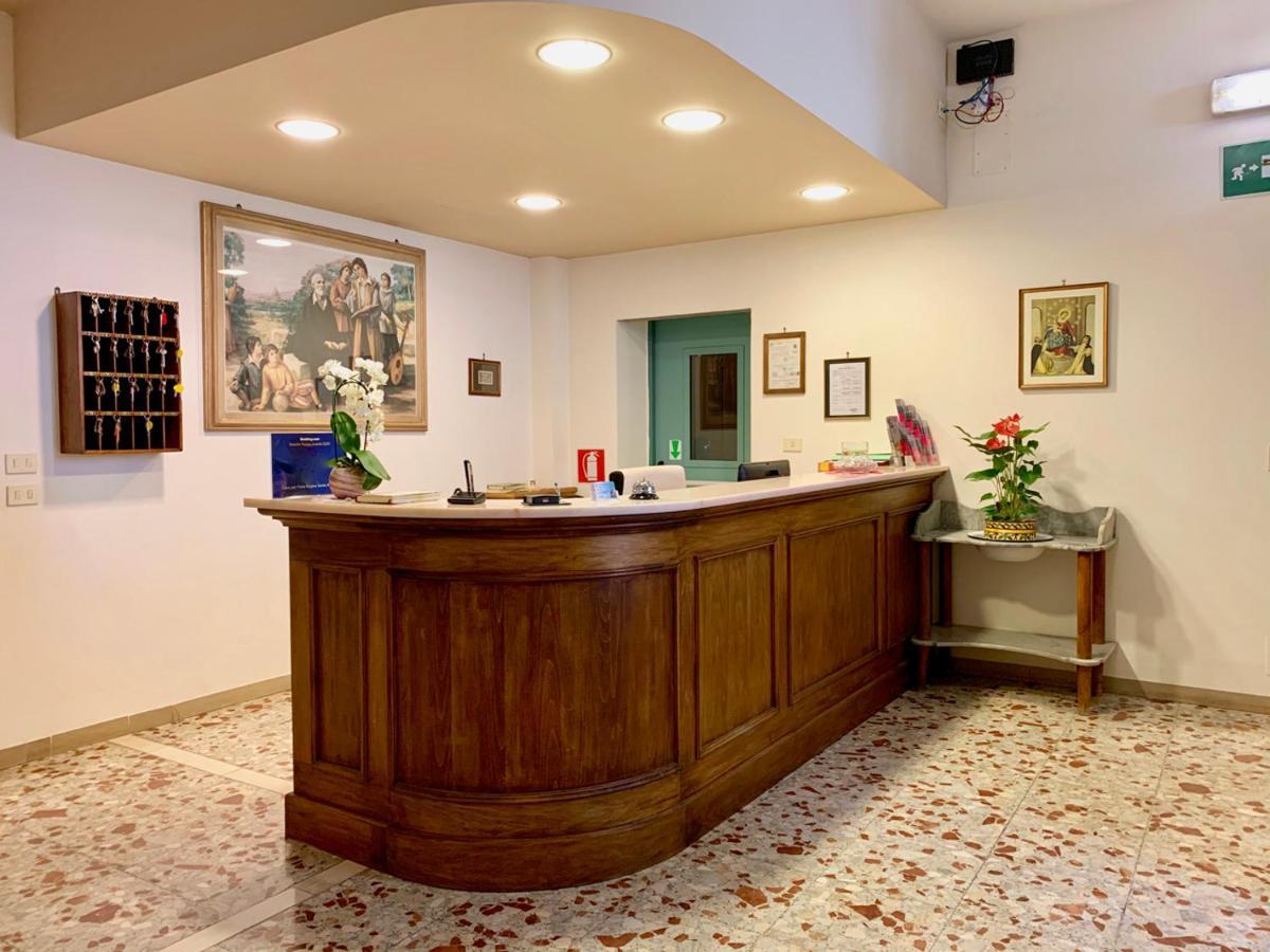 Casa Per Ferie Regina Santo Rosario Couette-café