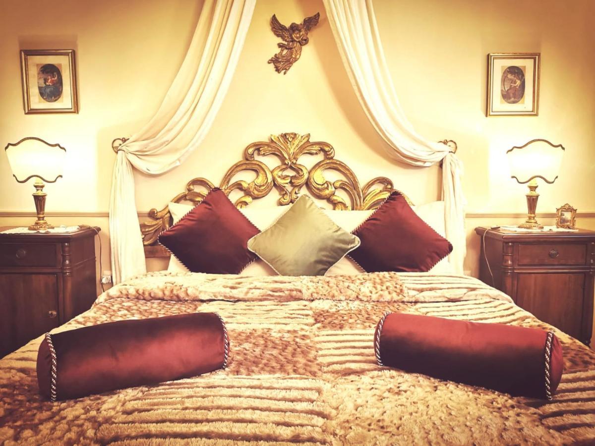 Classic Style In Center Apartment *
