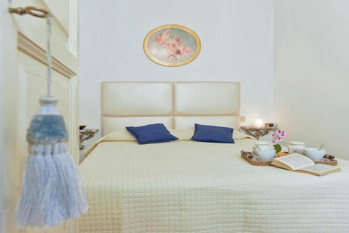 Ur-nest Window On Arno Apartment Florence