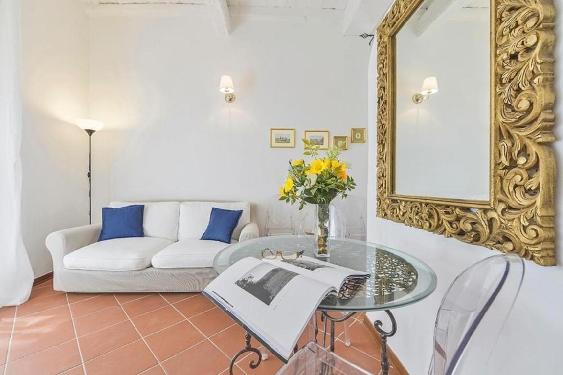 Ur-nest Window On Arno Apartment Florence