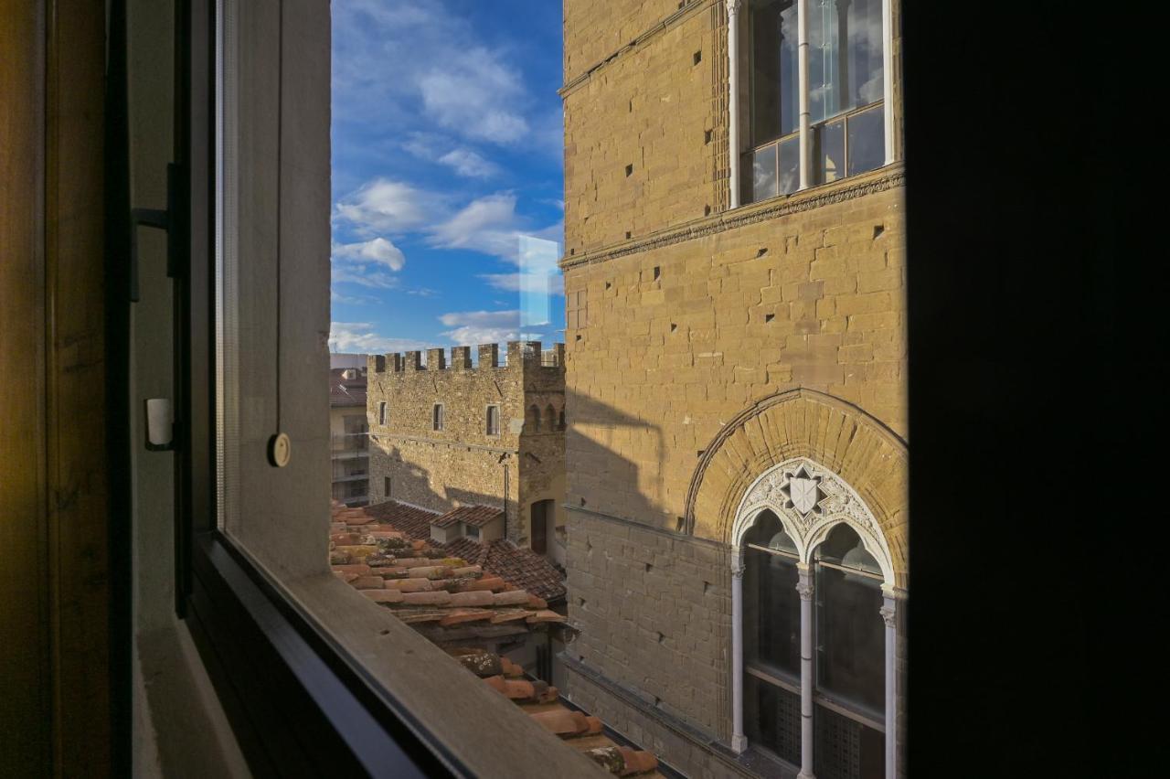 Via Lamberti, 3 - Charming - Charming And Historic 5th-floor Attic With Elevator In A Building At The Heart Of Vibrant Florence, Just A 2-minute Walk From Attractions Appartement *