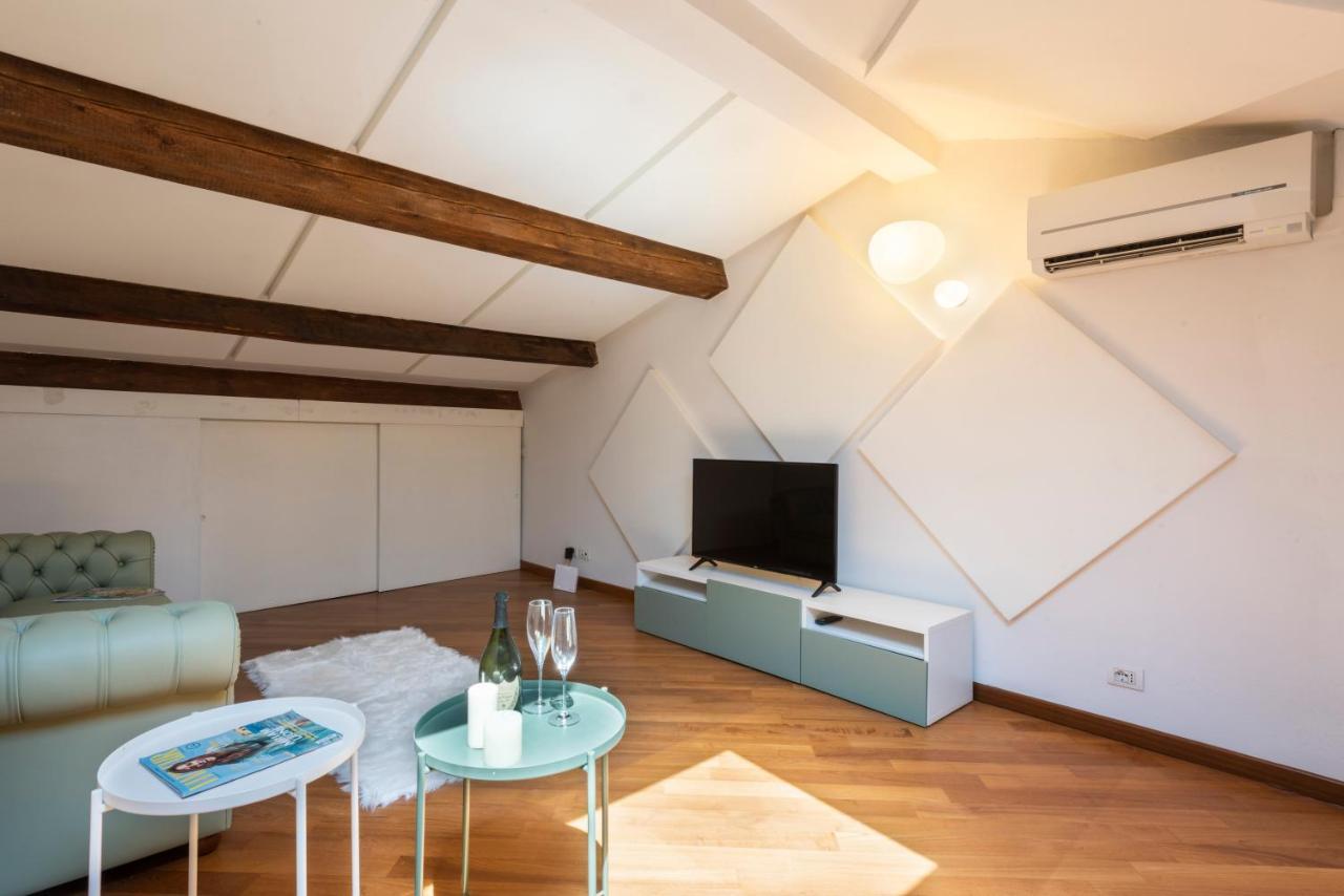 A Design Lover Flat In Apartment *