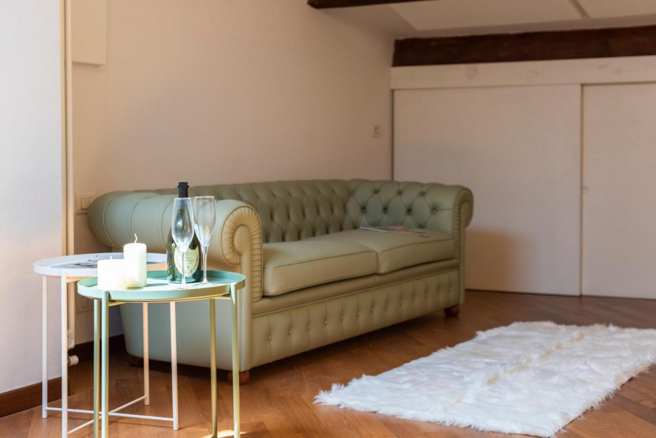 A Design Lover Flat In Apartment *