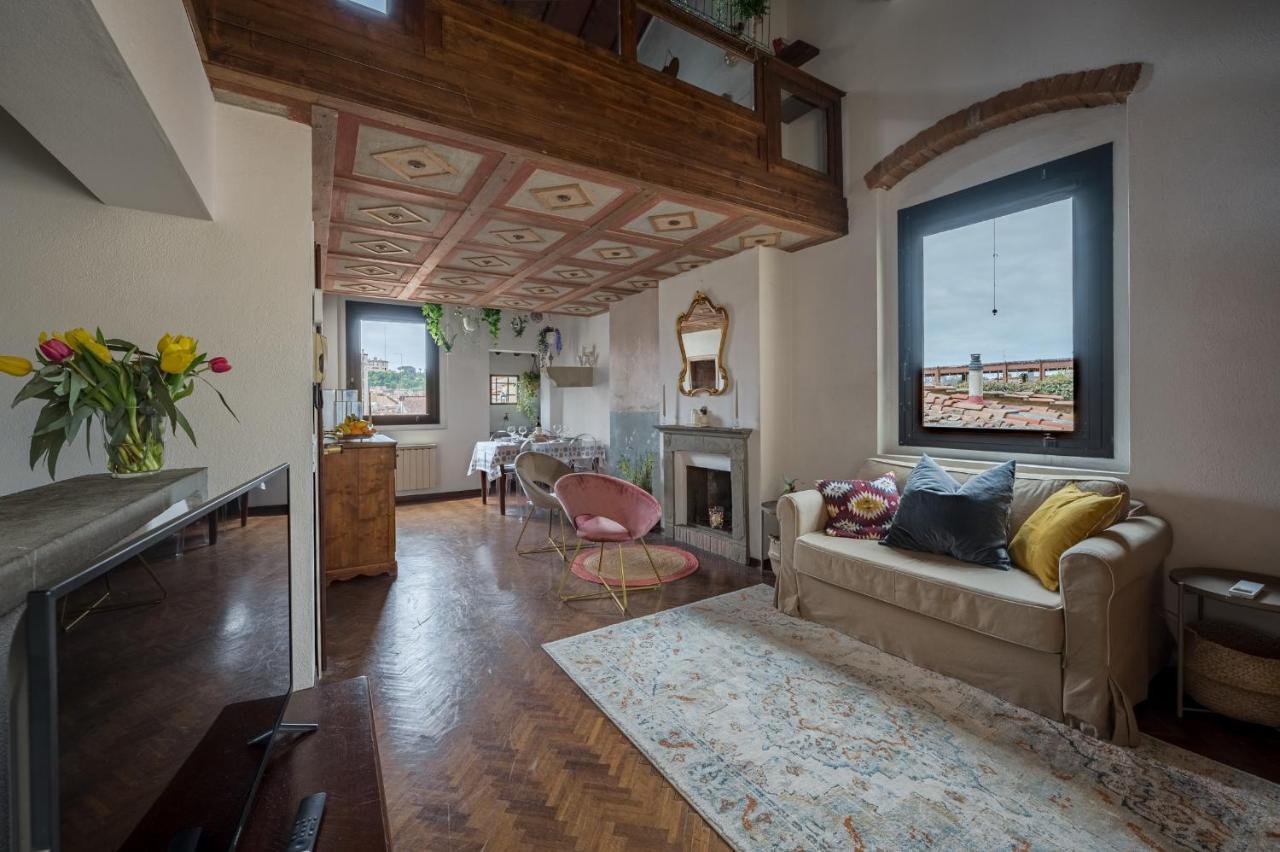 Via Lamberti, 3 - Charming - Charming And Historic 5th-floor Attic With Elevator In A Building At The Heart Of Vibrant Florence, Just A 2-minute Walk From Attractions * Florence