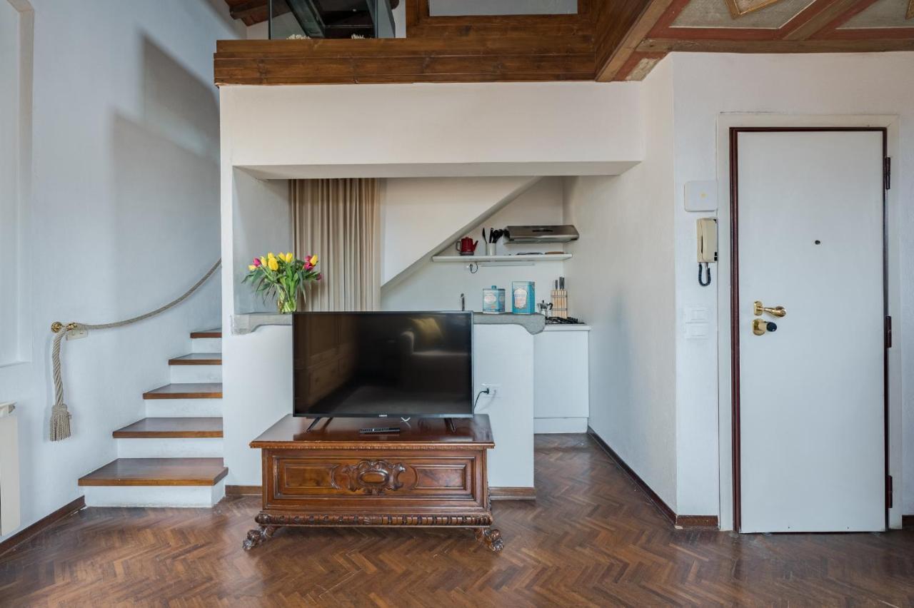 Via Lamberti, 3 - Charming - Charming And Historic 5th-floor Attic With Elevator In A Building At The Heart Of Vibrant Florence, Just A 2-minute Walk From Attractions
