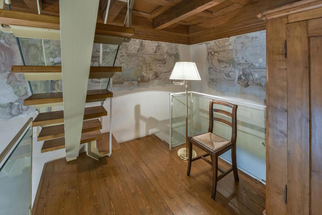 Tintoretto Frescoed Loft In The Oltrarno *