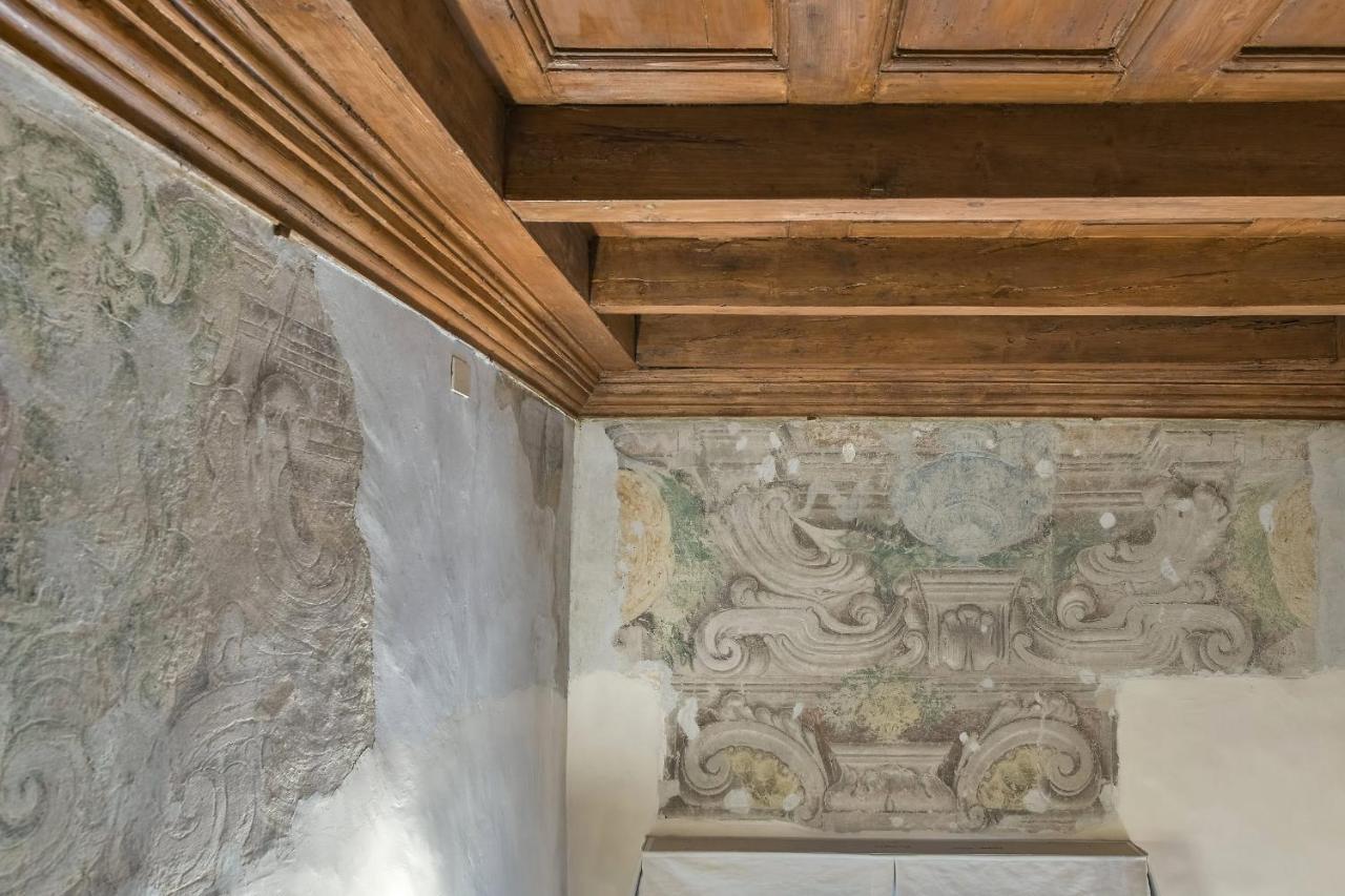 Tintoretto Frescoed Loft In The Oltrarno Apartment *