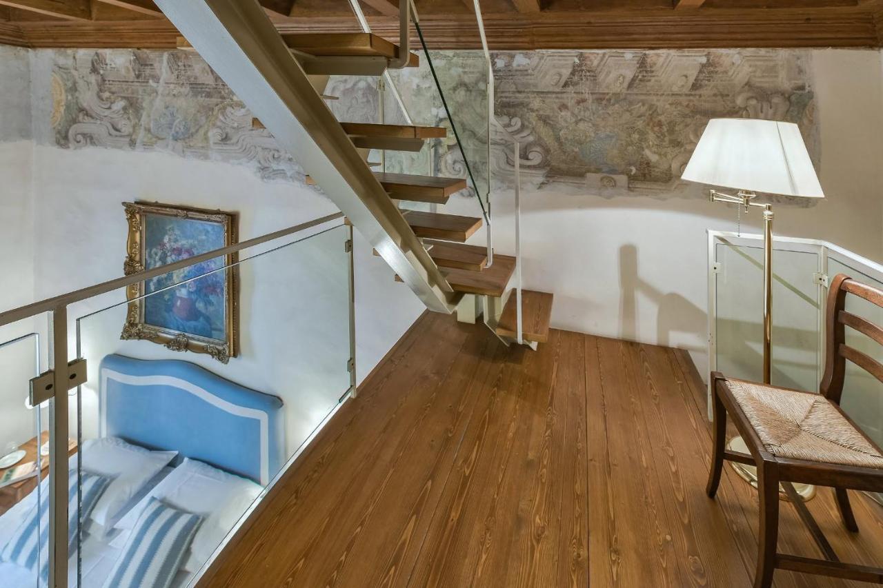 Tintoretto Frescoed Loft In The Oltrarno Apartment
