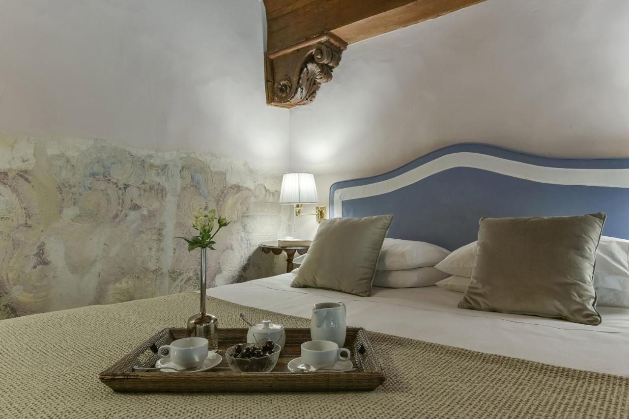 Caravaggio Frescoed Big Loft In Oltrarno Apartment *
