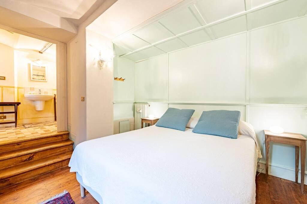 Central And Cosy Pied-a-terre W/ Free Parking Apartment
