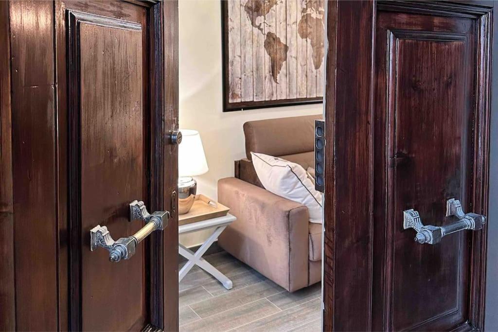 Lambe Next To Ponte Vecchio And Uffizi - Lovetheapartments