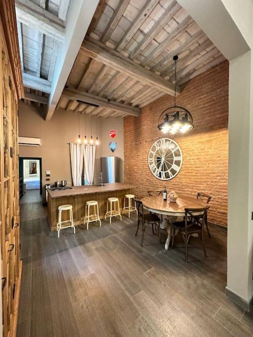 Lambe Next To Ponte Vecchio And Uffizi - Lovetheapartments