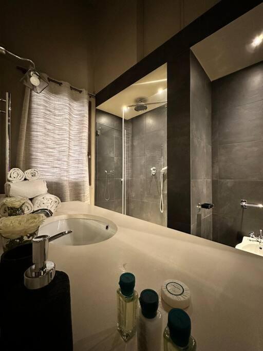 Lambe Next To Ponte Vecchio And Uffizi - Lovetheapartments Florence