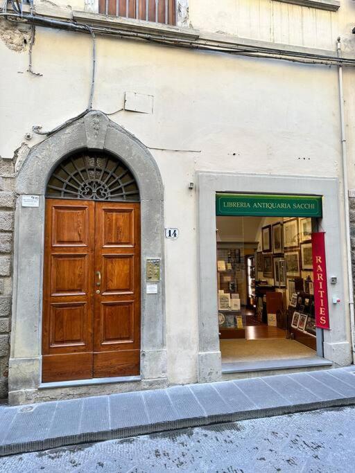 Apartment Lambe Next To Ponte Vecchio And Uffizi - Lovetheapartments *