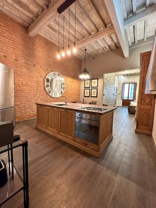 Lambe Next To Ponte Vecchio And Uffizi - Lovetheapartments