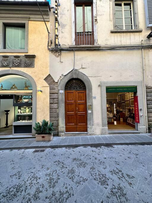 Apartment Lambe Next To Ponte Vecchio And Uffizi - Lovetheapartments *