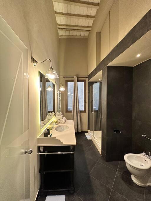 Lambe Next To Ponte Vecchio And Uffizi - Lovetheapartments * Florence